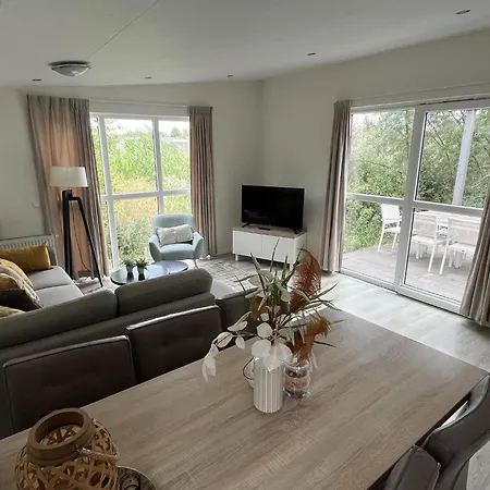 Enticing Beachside